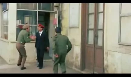 ریزه اندام چوبی ریزه اندام لینک یاب گروه سکسی روی تخت بازی می کند