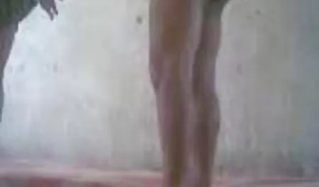 الکسیس می برهنه لینک واقعی کانال سکسی روی صندلی آبی اش برهنه می شود